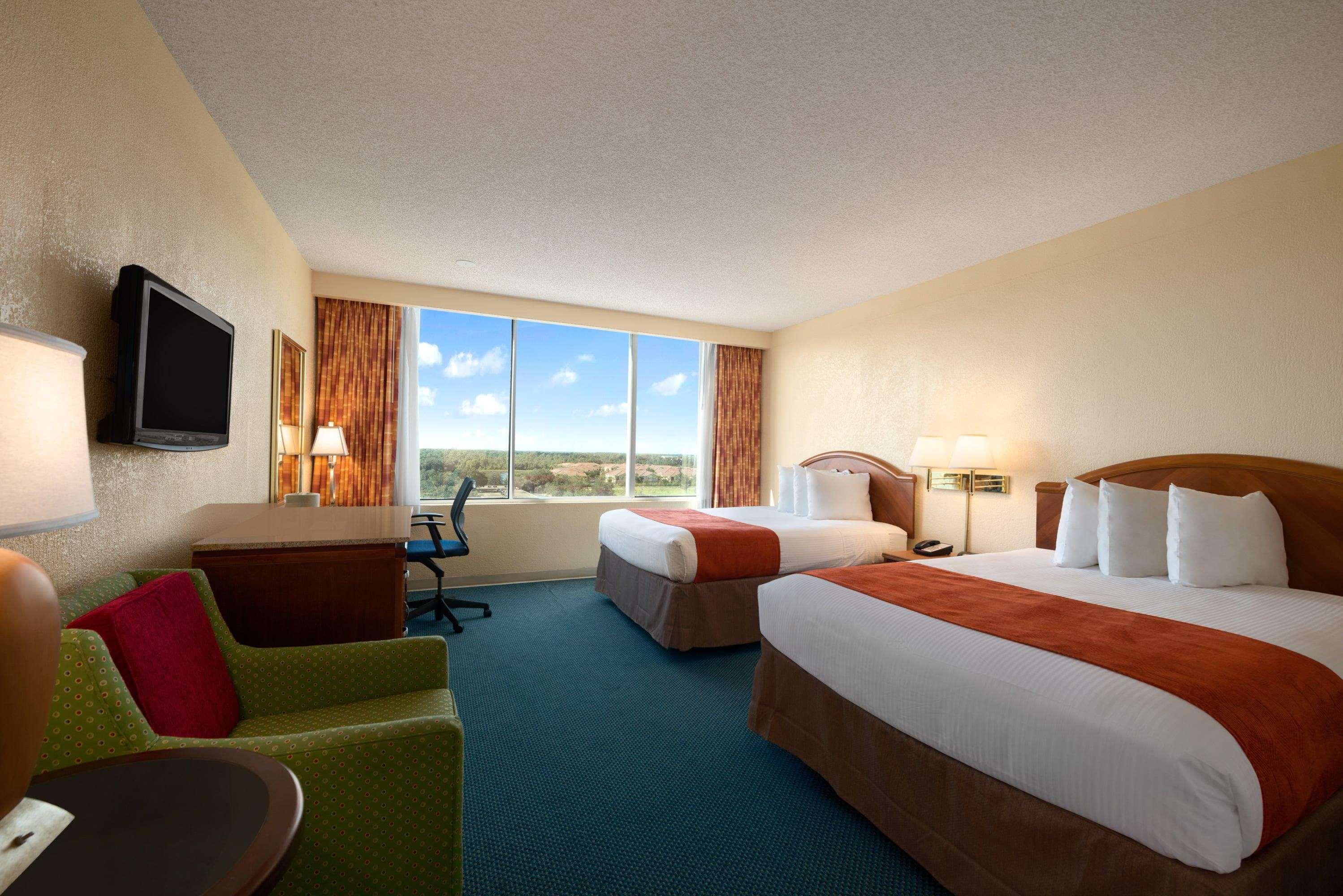 Ramada By Wyndham Kissimmee Gateway - Free Theme Park Shuttle