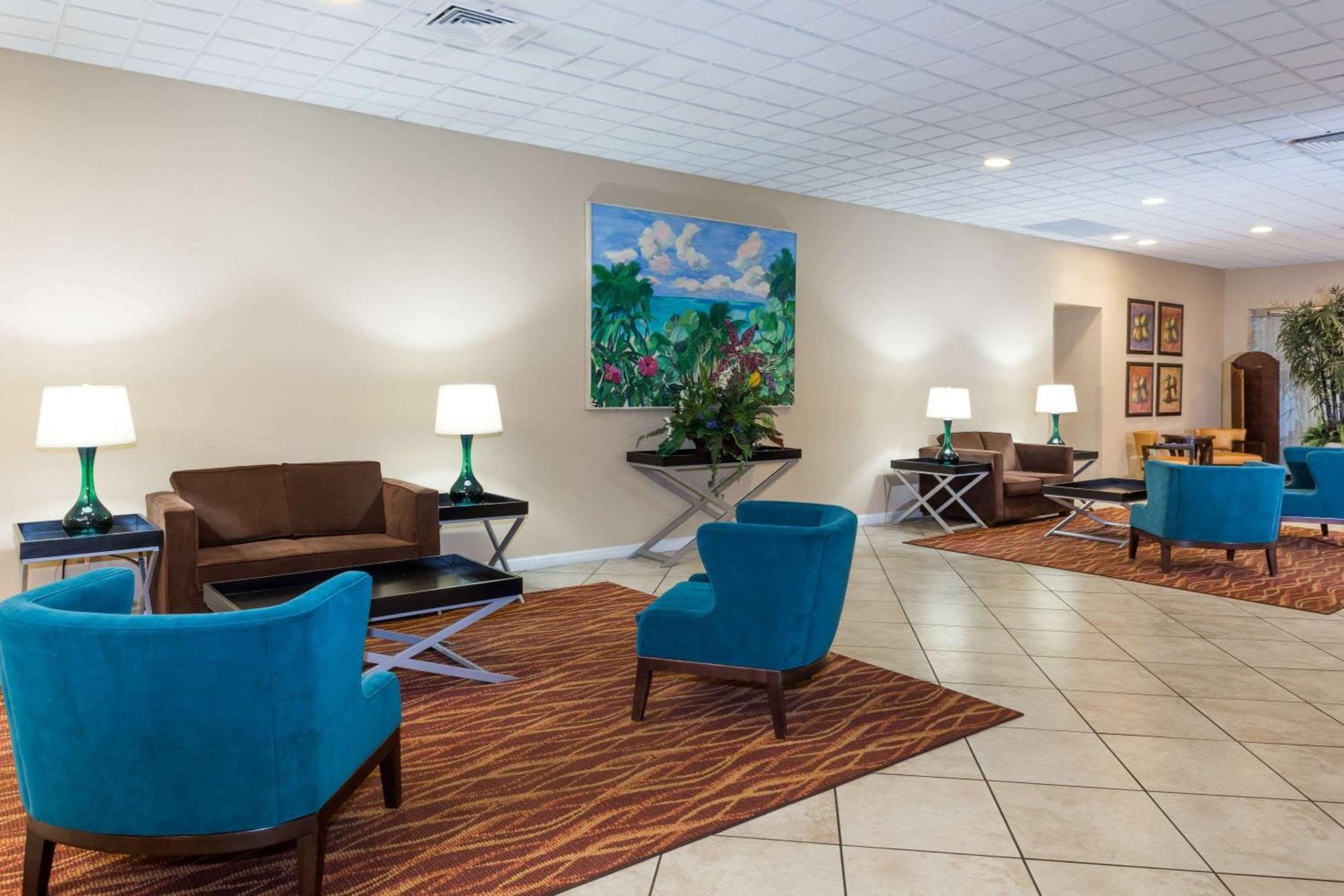 Ramada By Wyndham Kissimmee Gateway - Free Theme Park Shuttle