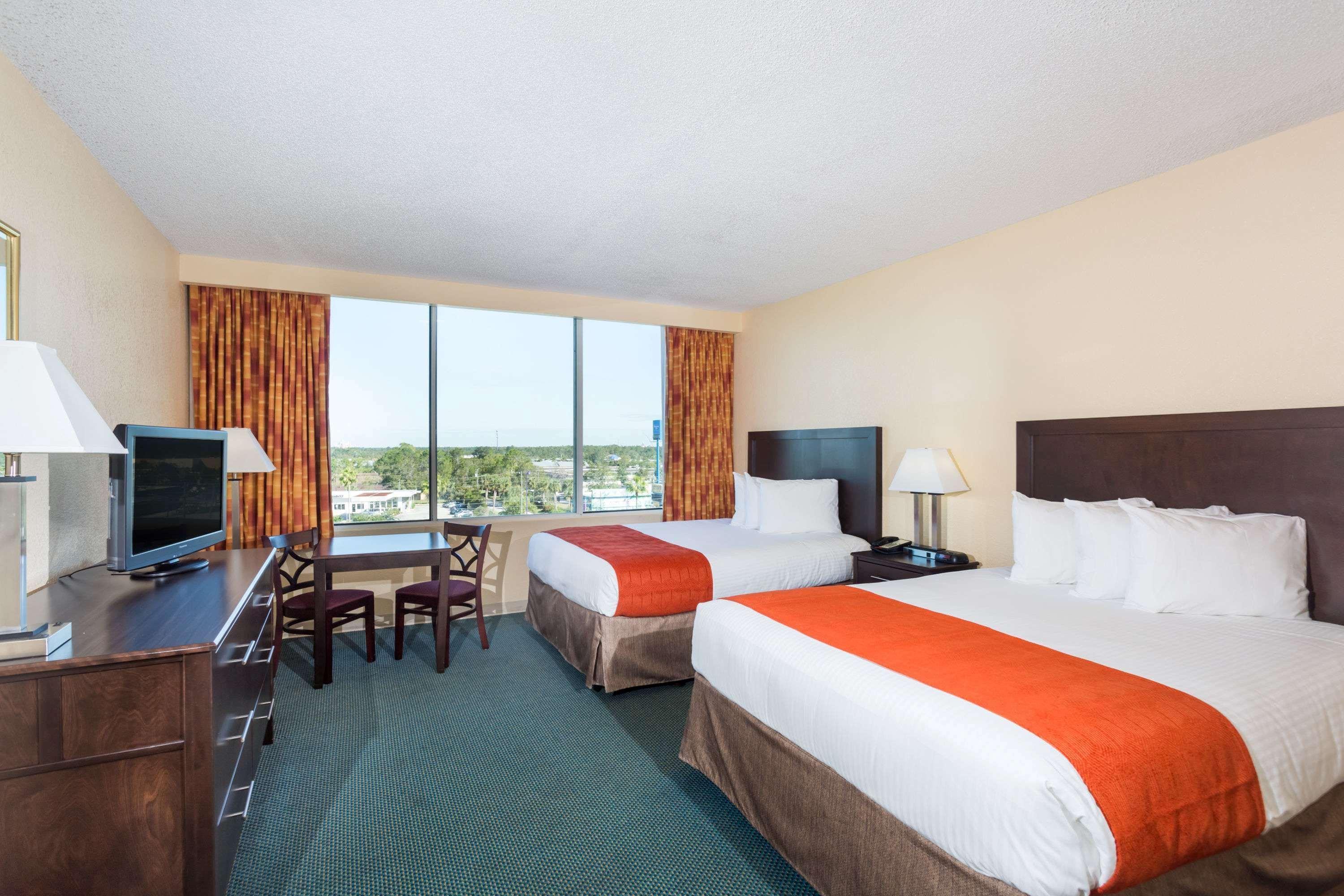 Ramada By Wyndham Kissimmee Gateway - Free Theme Park Shuttle
