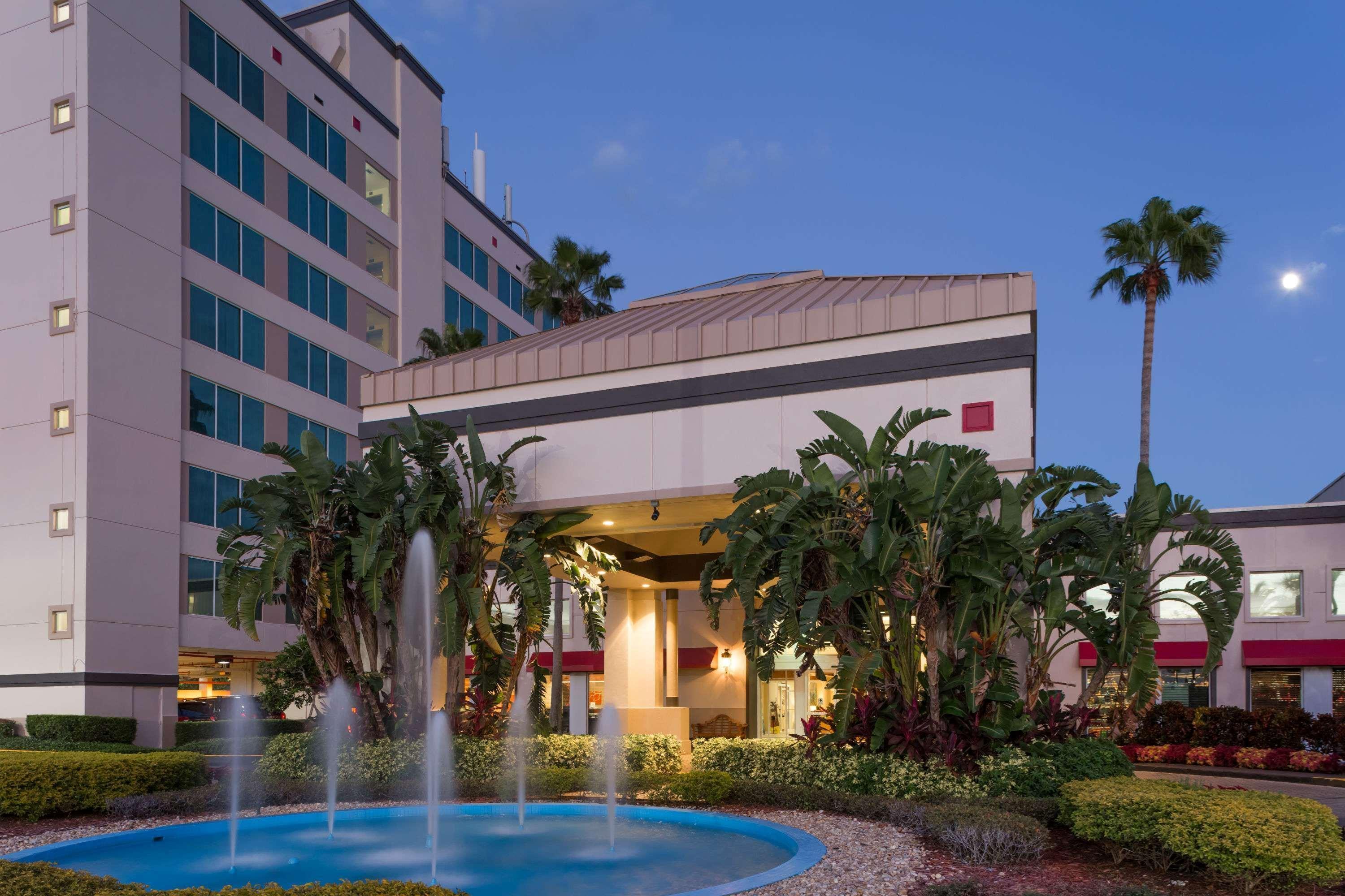 Ramada By Wyndham Kissimmee Gateway - Free Theme Park Shuttle Hotel