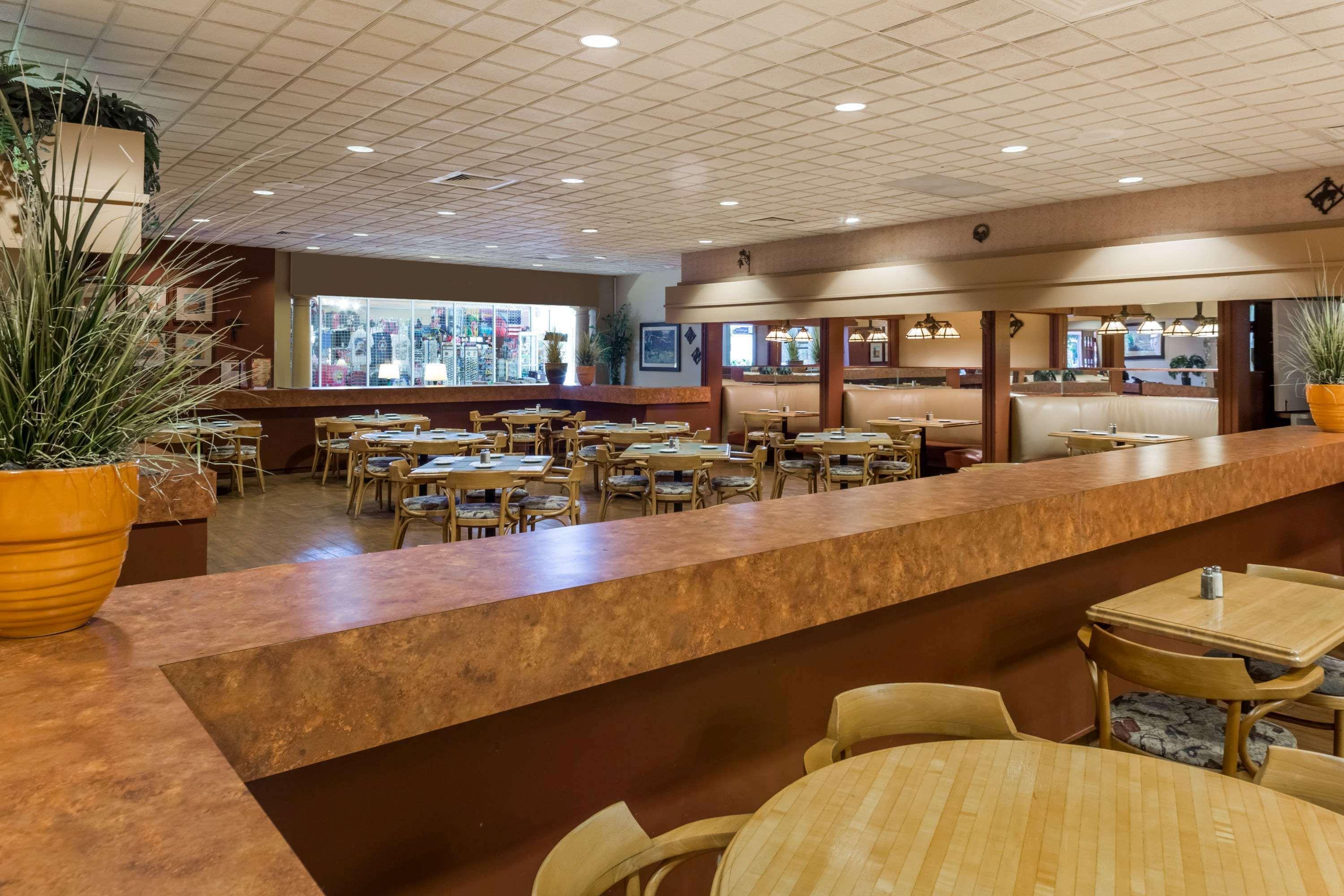 Ramada By Wyndham Kissimmee Gateway - Free Theme Park Shuttle