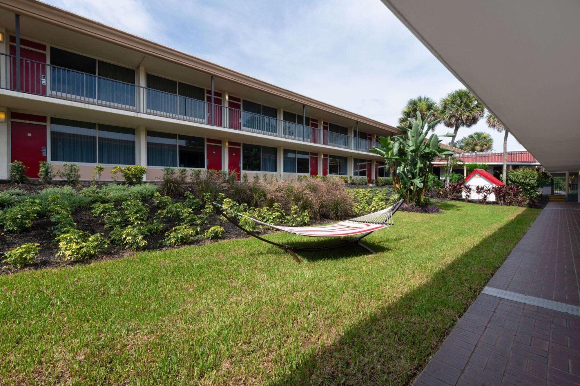 Ramada By Wyndham Kissimmee Gateway - Free Theme Park Shuttle