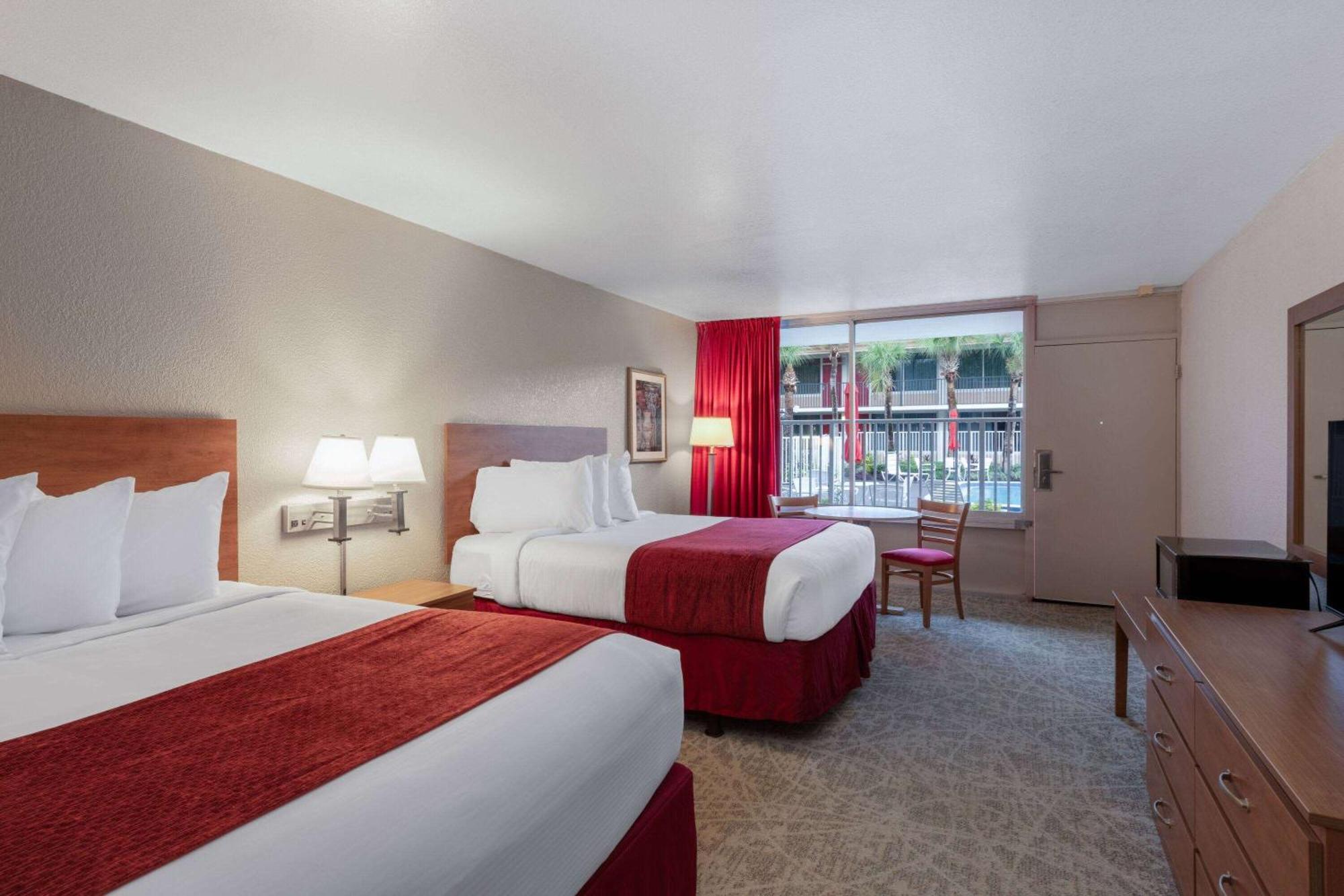 Ramada By Wyndham Kissimmee Gateway - Free Theme Park Shuttle