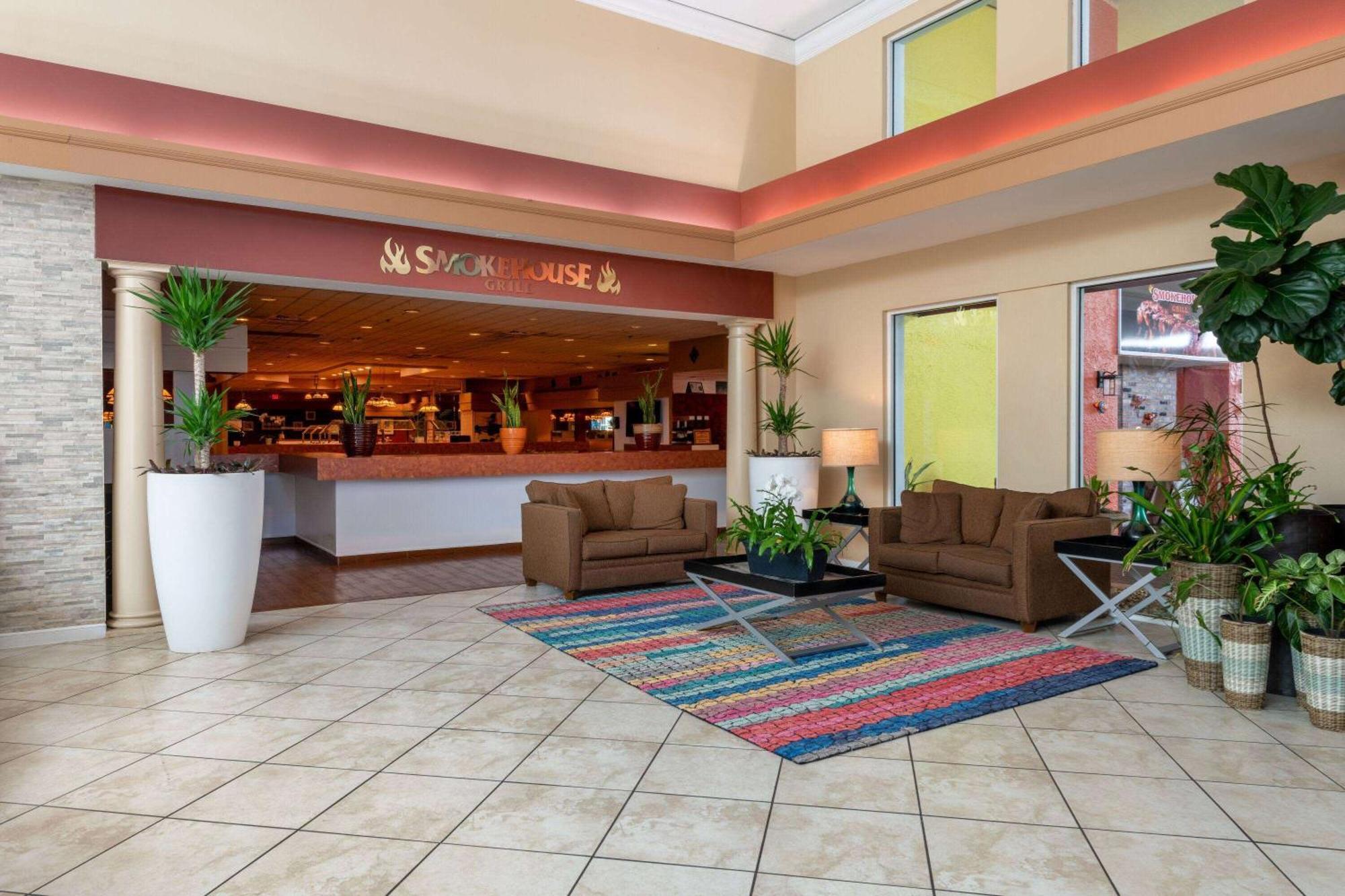 Ramada By Wyndham Kissimmee Gateway - Free Theme Park Shuttle Hotel Four Corners