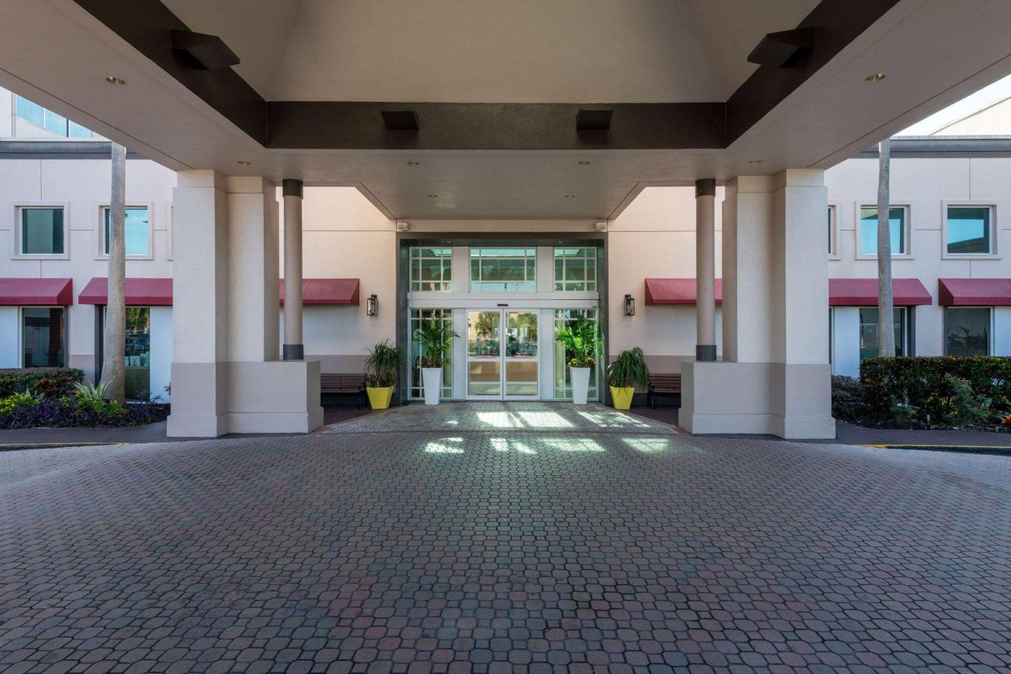 Ramada By Wyndham Kissimmee Gateway - Free Theme Park Shuttle