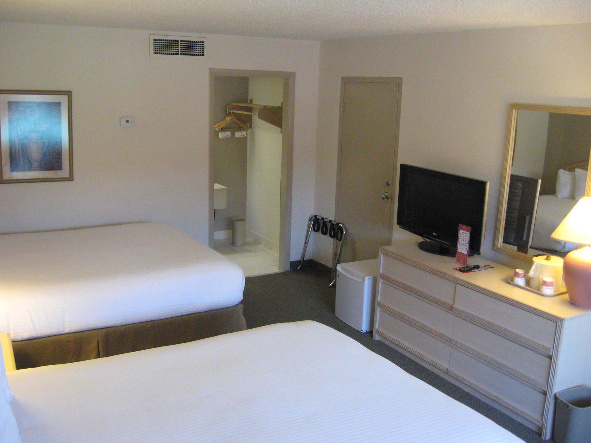 Ramada By Wyndham Kissimmee Gateway - Free Theme Park Shuttle