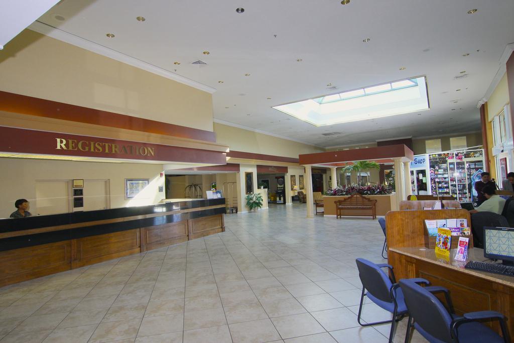 Ramada By Wyndham Kissimmee Gateway - Free Theme Park Shuttle