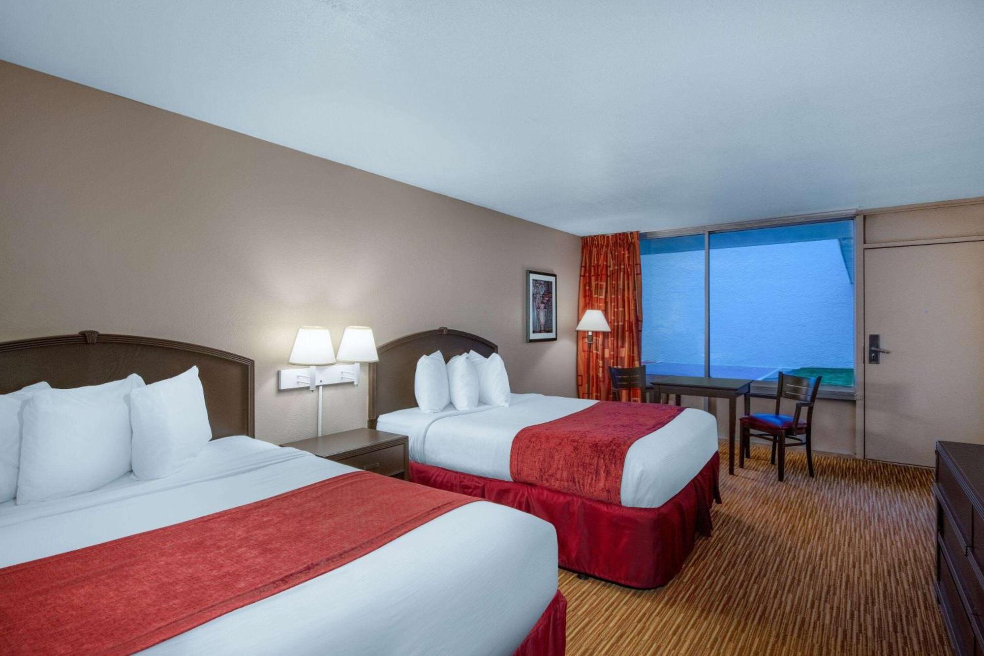 Ramada By Wyndham Kissimmee Gateway - Free Theme Park Shuttle Hotel Four Corners